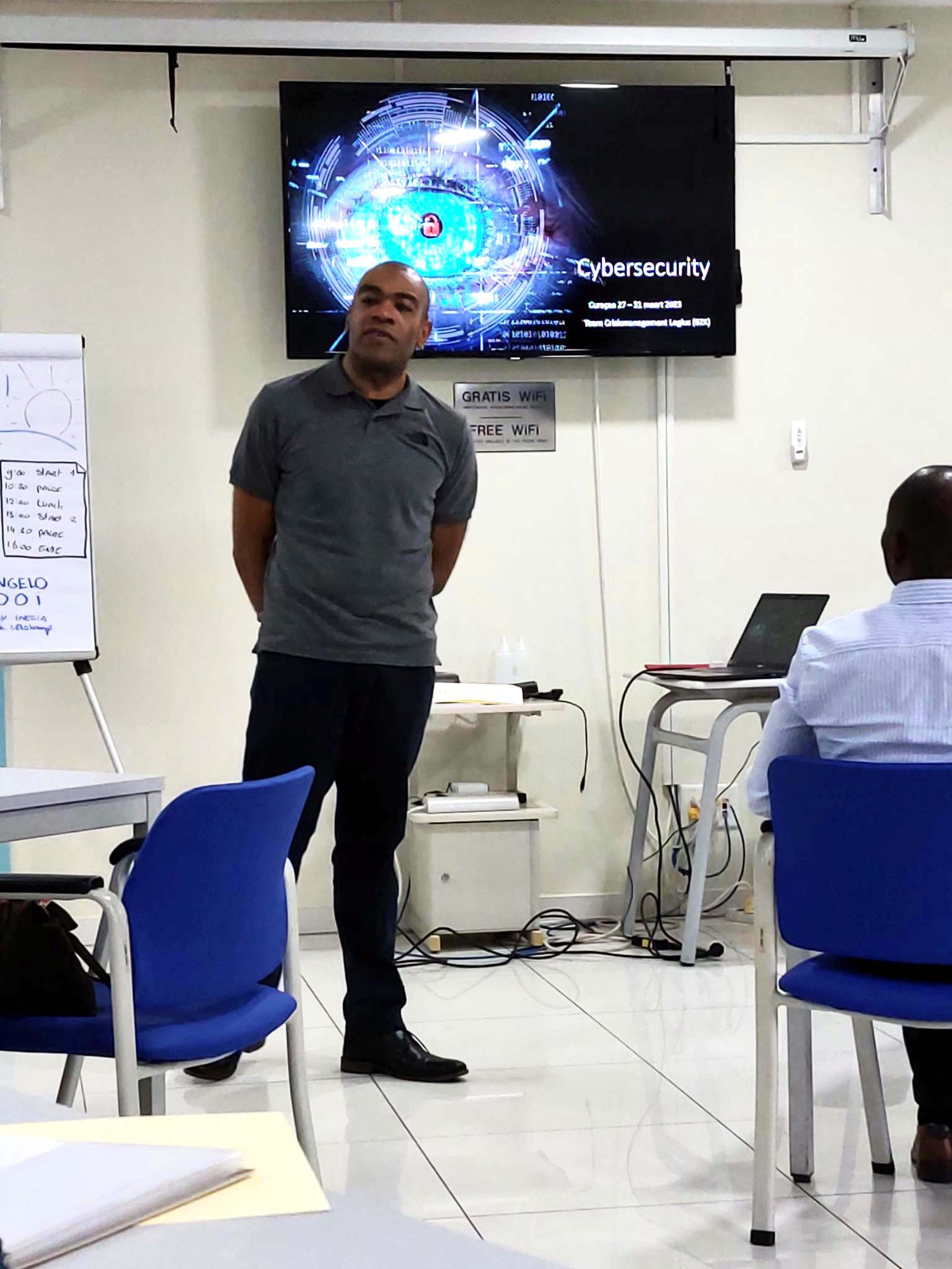 Viangelo geeft de cyber awareness training 